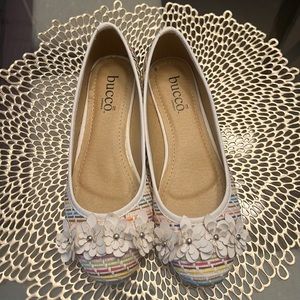 Bucco flats rattan material. New without box